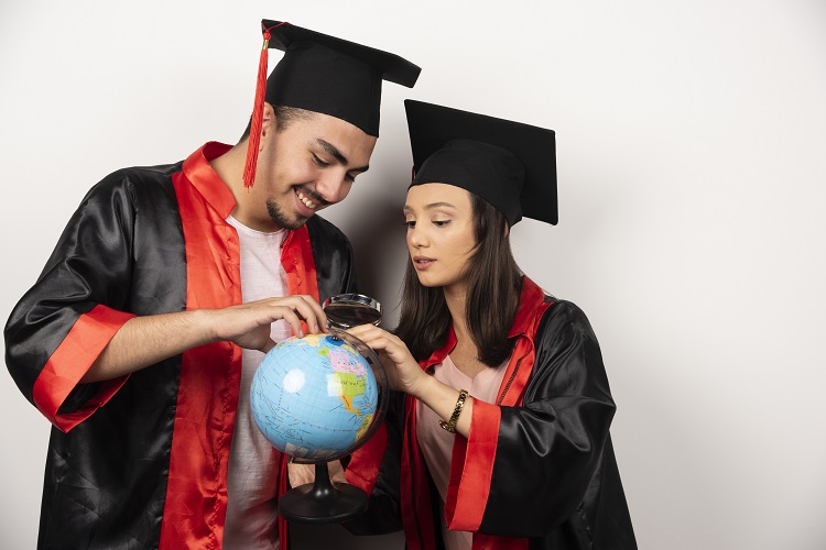 You are currently viewing How Does the Best Education Consultant Guide Students Through Competitive Applications?
